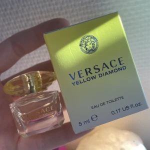 Yellow Diamond - Versace  - Damparfym i mini size från Versace ! Luktar super fräscht och är helt ny ! 