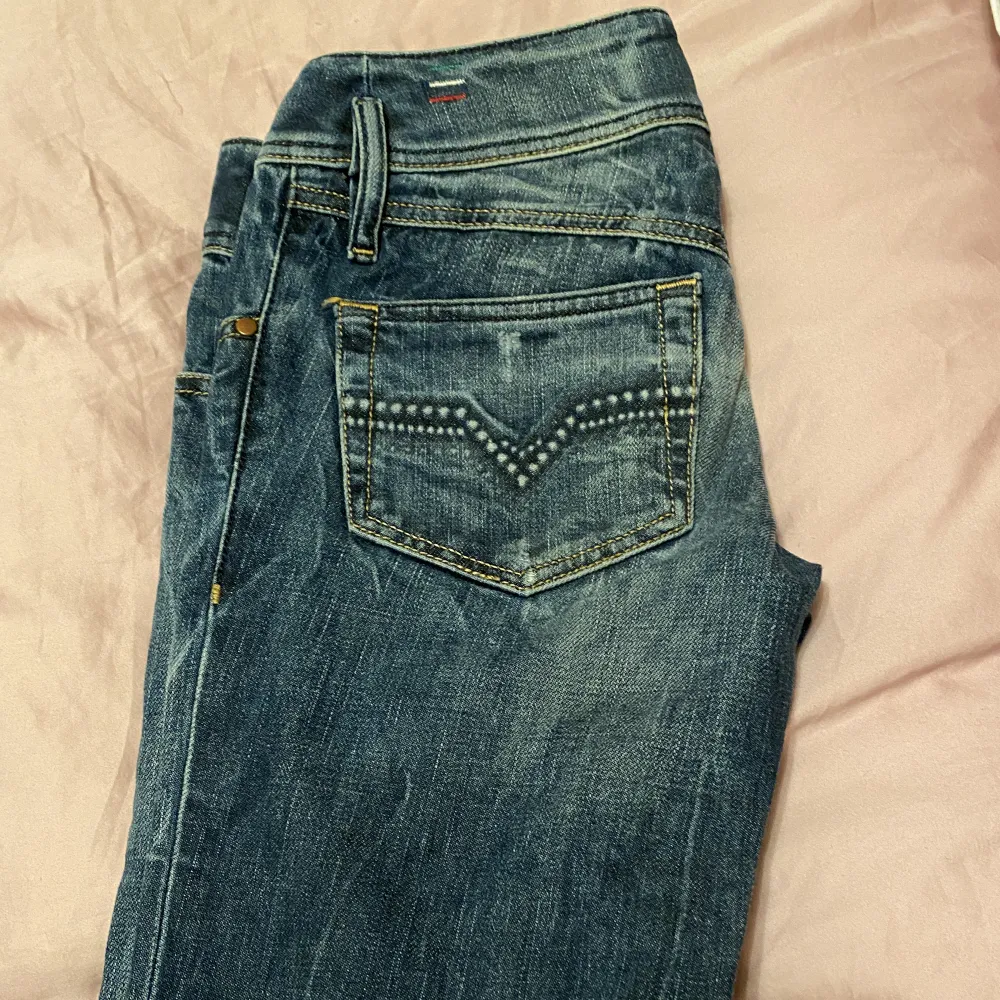 Skitsnygga lågmidjade jeans som jag tyvärr måste sälja då dom inte passar mig!🌸. Jeans & Byxor.