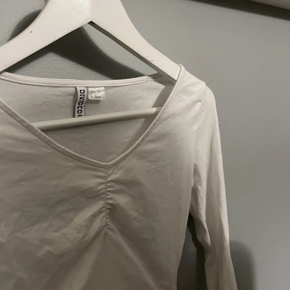 Fin vit långärmad tröja ifrån h&m. Sparsamt använd och är som ny. Skriv vid frågor eller funderingar❤️. Toppar.