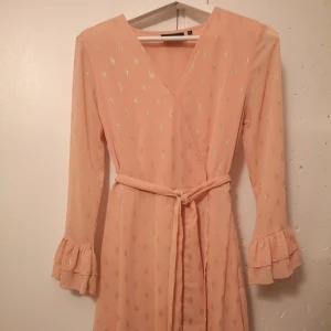 Rosa glittrig midiklänning  - Mycket bra skick 