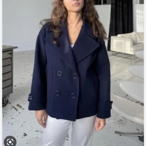 Design by si kappa  - Säljer den populära kappan från design by si då jag hittade en annan😊 helt oanvänd med prislapp kvar ❣️ Skriv om ni har någon fråga ❤️