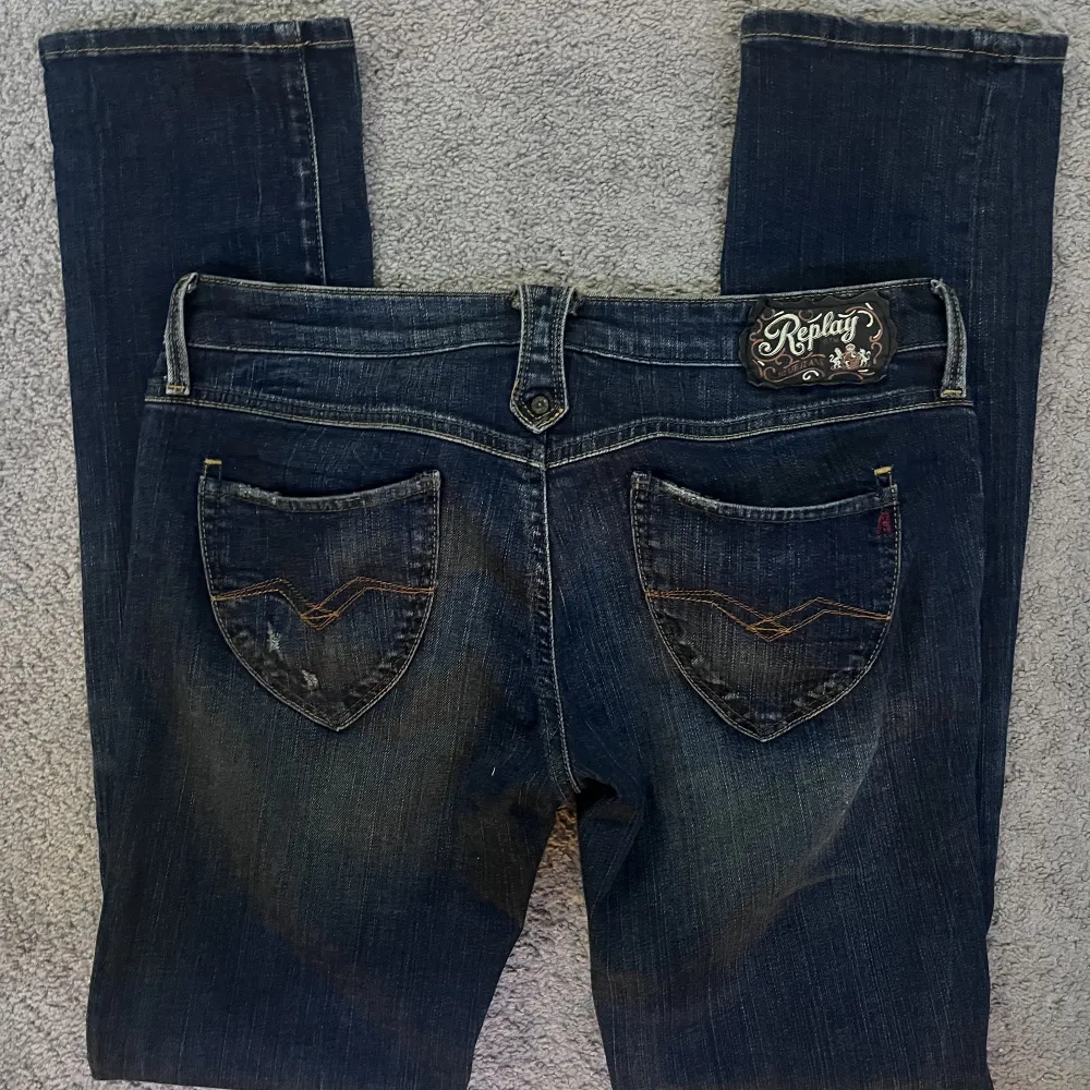 Säljer dessa jeans köpta secondhand pågrund av att de är lite för långa för min smak🤗 snygga fickor , bra skick !. Jeans & Byxor.