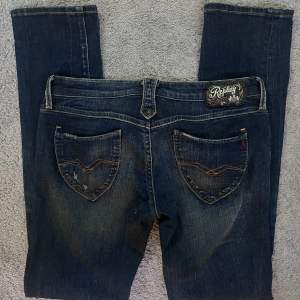 Säljer dessa jeans köpta secondhand pågrund av att de är lite för långa för min smak🤗 snygga fickor , bra skick !