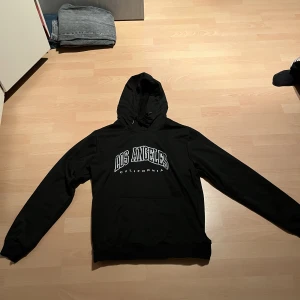 Svart hoodie med tryck  - Svart vintage hoodie med tryck 