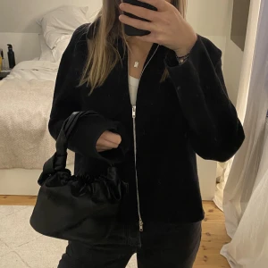 Väska  - Snygg svart väska från pretty little thing. 