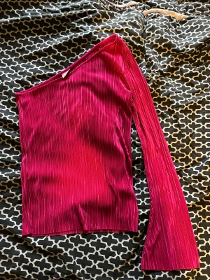 Fintröja  - En tröja som inte fallit mig i smaken utan bara legat i min garderob, storlek s men stretchigt material.