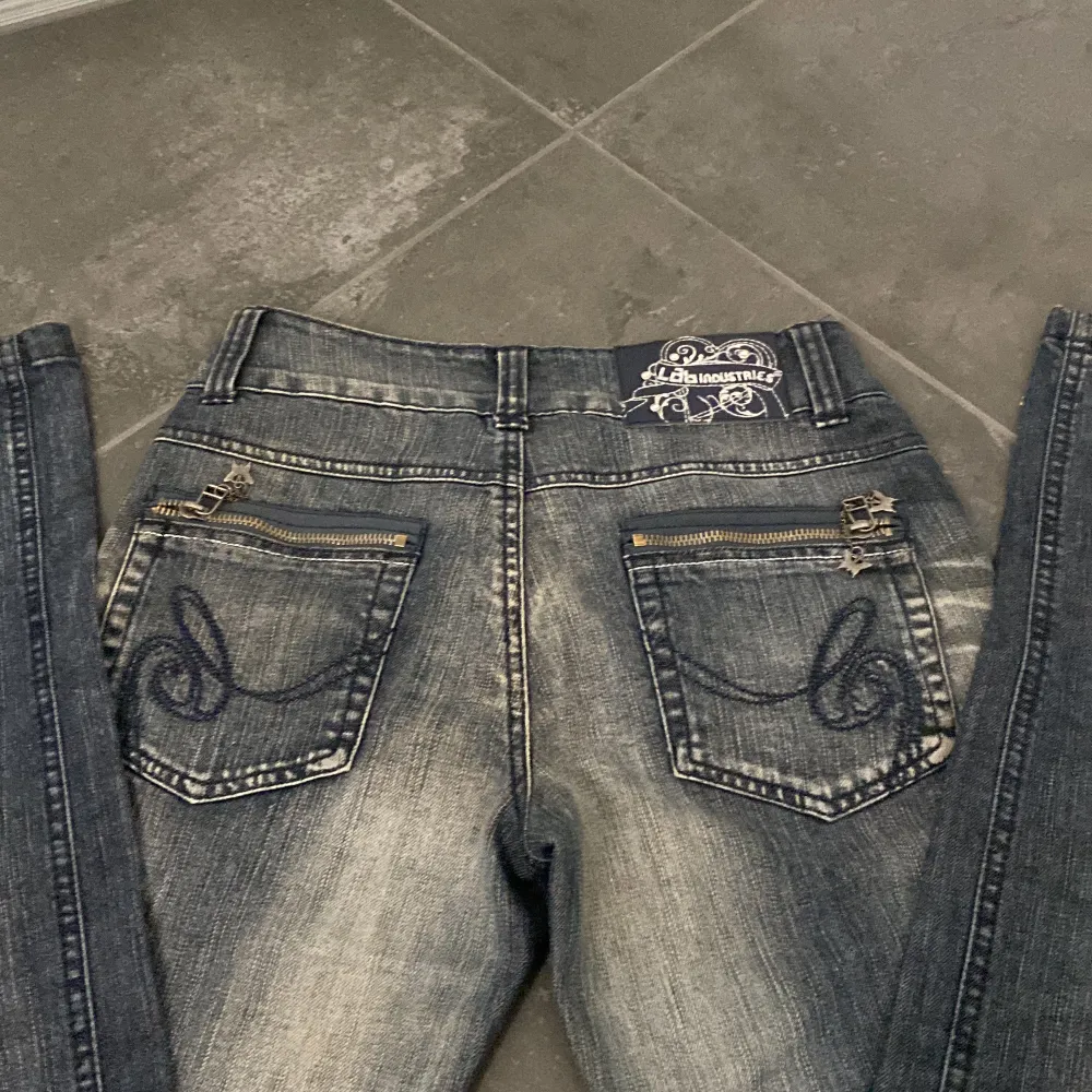 Skit snygga vintage jeans med coola detaljer. Köpta här på plick men kommer inte till så stor användning. Passar perfekt på mig som är 162 cm lång och brukar ha 34 i byxor❤️. Jeans & Byxor.