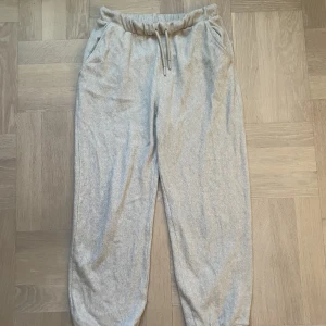 Fluffiga beiga mjukisar - Mjukisbyxor från pull and bear som är supermjuka och varma. 