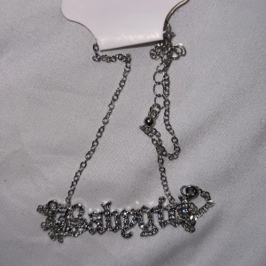 Baby girl halsband i silver färg  - Helt nya bankgirl halsband