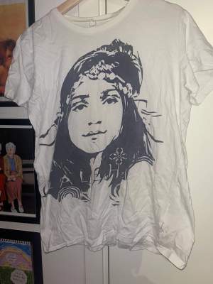 T-shirt med tryck på Laleh, merch från en konsert ca 2010.
