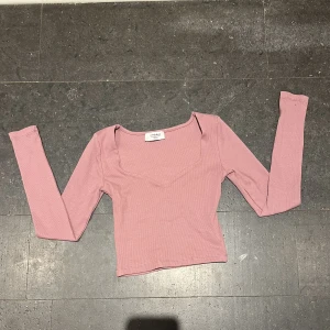 chiquelle topp 💓 - aldrig använd då den var en aning för liten för mig. storlek s men sitter som en xs skulle jag säga! 💓 nypris 349kr