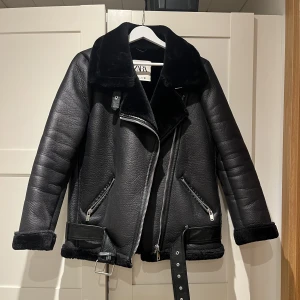 zara jacka storlek s 🖤 - 10/10 i skick då den är sparsamt använd! inköptes 2020 för 1195kr på zara. frakt tillkommer 🖤 jag har vanligtvis storlek s/m och denna sitter perfekt på mig i storlek!