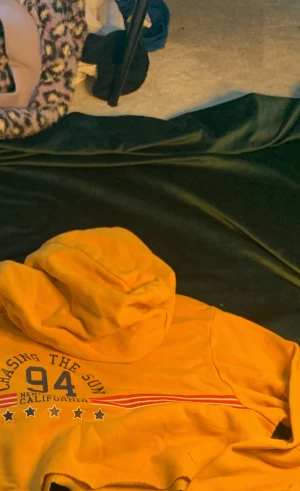 Tjocktröja - Tjocktröja som är en magtröja med luva 