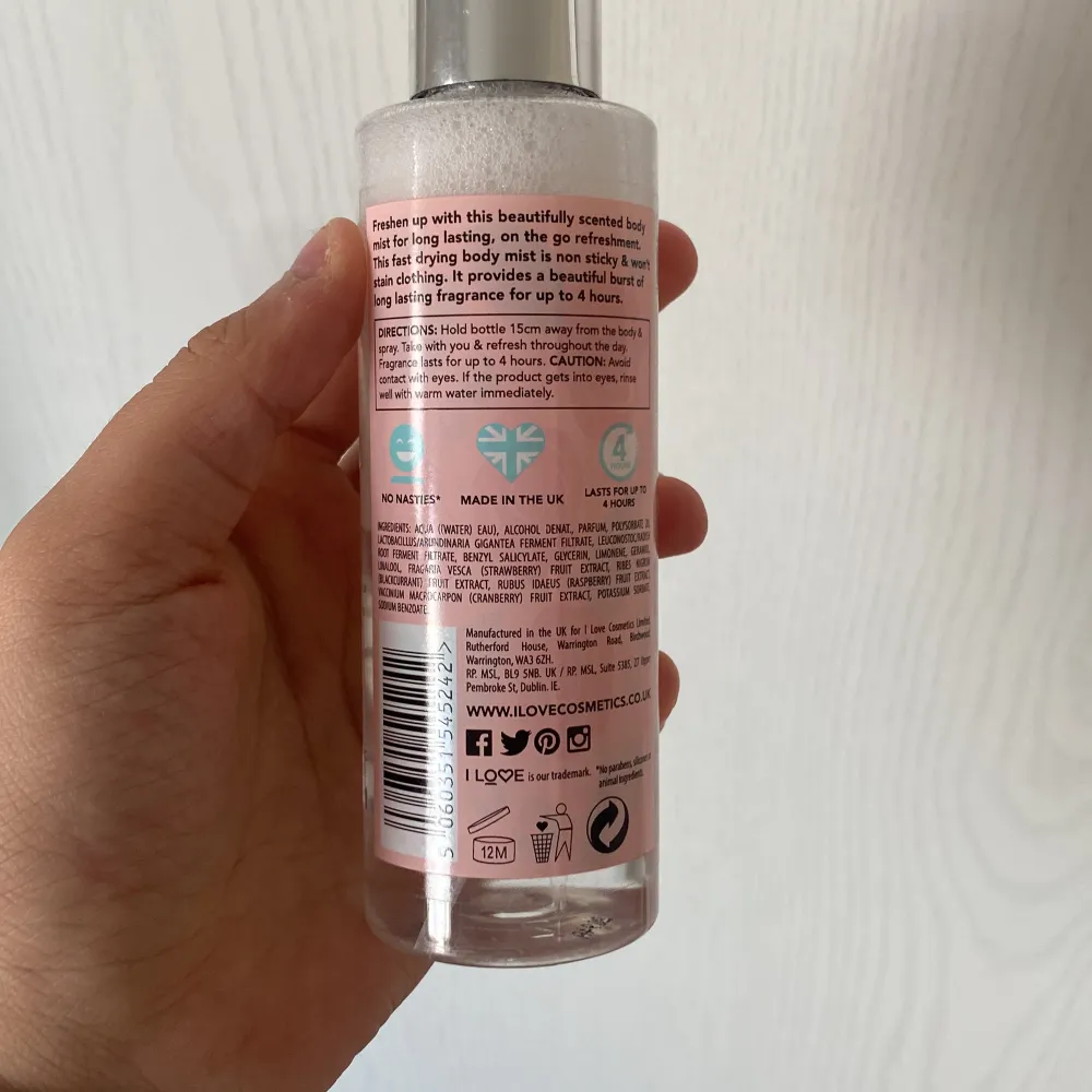 Helt oanvänd bodymist luktar som roser har ingen kork dok 💕. Accessoarer.