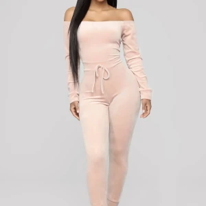 Jumpsuit fashionnova - Velourmaterial 200 kr styck i begagnat fint skick 