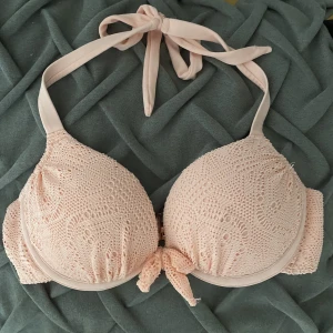Push-Up Bikinitop - Bikinitopp med Push-Up. Stl 70B. Färgen är mer Neonrosa i verkligheten.  Köparen står för frakt💕