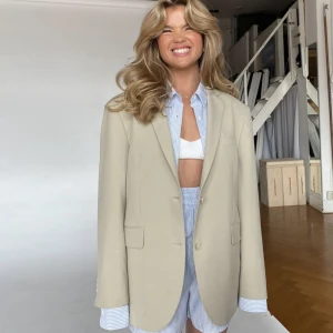 Djerf Avenue  - Säljer min fina kavaj från Djerf Avenue i storlek XS. Färgen heter ”Greige” oversized i storlek. Kan skicka fler bilder om så önskas. Använd en gång. Mycket bra skick. Ordpris 1999 kr. 