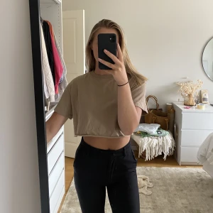 Cropped t-shirt - Brun cropped t-shirt från Bikbok i storlek M, snappt använd 
