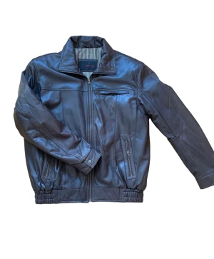 Läderjacka - Mörkbrun läderjacka från märket Molltan!! Äkta läder. Köpt secondhand men i väldigt bra skick!! Snygg lite oversize passform på mig som har s.🌟🌟