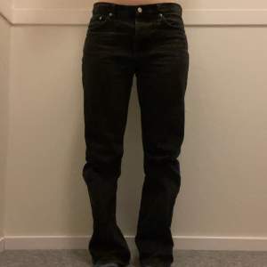 Tvättade svarta jeans från hope i unisex fit! Beroende på önskad passform kan strl variera, på mig som vanligtvis har 27/32 är de ganska baggy med låg midja. Långa i benen, kan passa någon mellan 170-185cm! Något utsvängda=snygg siluett!🖤nypris ca 1500