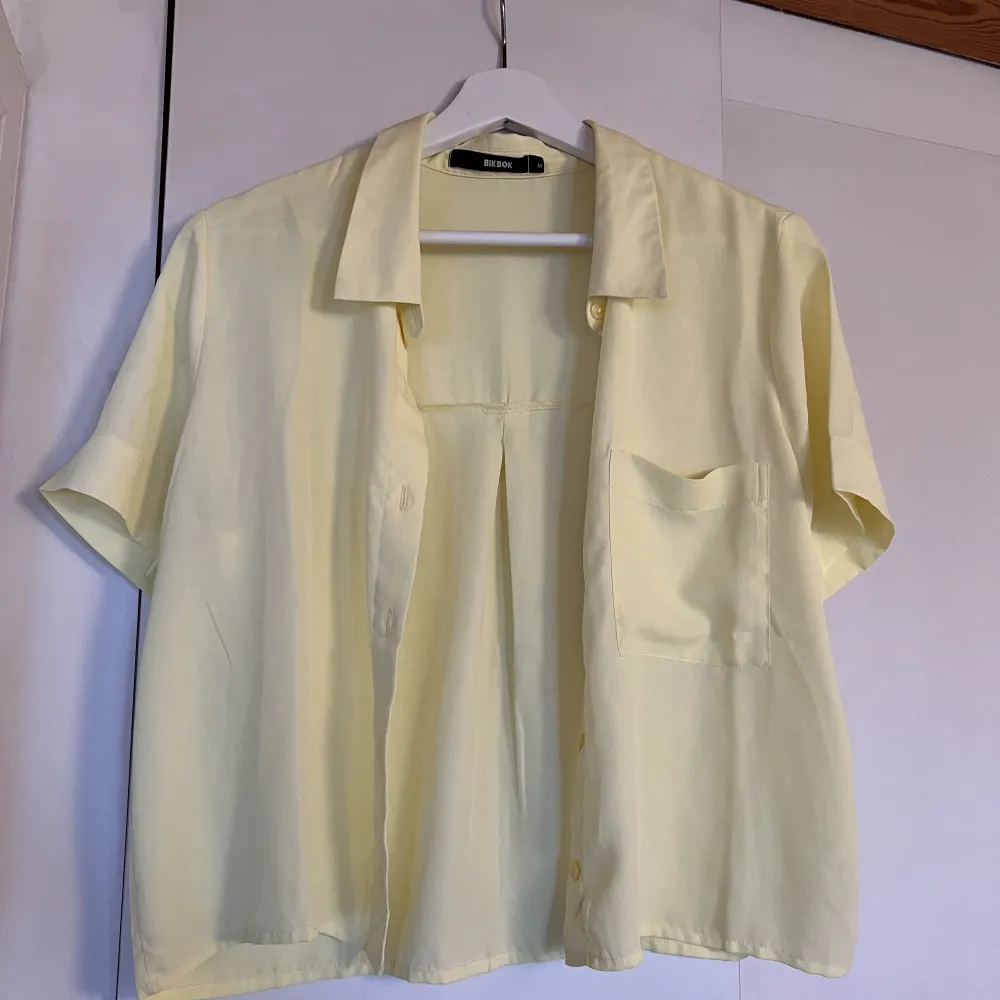 En gul skjorta ifrån bikbok. Superfin att ha öppknäppt med en vanlig topp under. Använd endast 2 gånger så i superbra skick. Blusar.