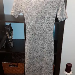 Fin grå klänning till salu✨ storlek S perfekt skick✨
