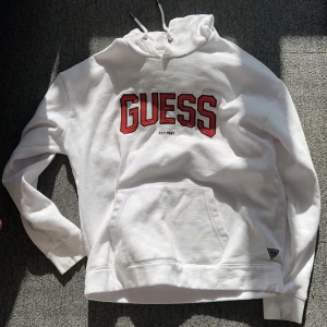 Vintage guess hoodie - Jag säljer denna vintage aktig hoodie från guess. Säljes inte längre och svår att få tag i. Knappt använd. Storlek M