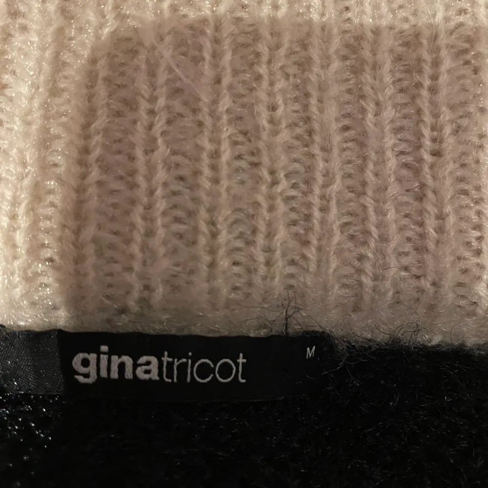 Stickad randig tröja från Gina tricot. Svart och beige med glitter. Halsen är båtringning. Gosig mysig och snygg. . Stickat.