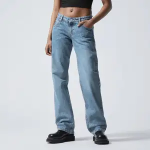 Säljer mina snygga jeans från weekday i modellen low arrow. Mycket bra skick!Passar mig i längden som är ca 169❤️Tveka inte med att höra av dig🫶Nypris 590 säljer för 299!💗