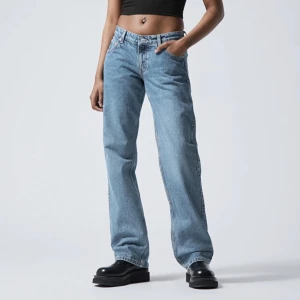 Low waist jeans😍 - Säljer mina snygga jeans från weekday i modellen low arrow. Mycket bra skick!Passar mig i längden som är ca 169❤️Tveka inte med att höra av dig🫶Nypris 590 säljer för 299!💗