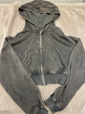 Croppad zip up Hoodie - Den är köpt på H&M och har används ett fåtal gånger. Den är i storlek XS och säljs pågrund av att inte blivit använd. Den är i ett mycket bra skick och är riktigt fin!☺️Inköpt för 200 Kr.