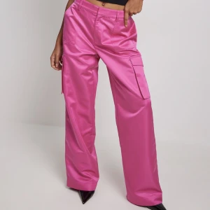 Cargobyxor  - Snygga cargobyxor från NA-KD. Använda fåtal gånger!