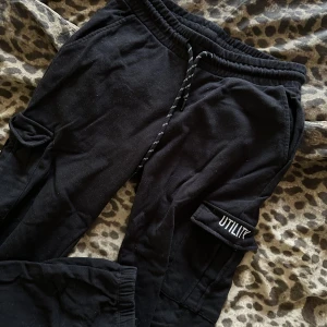 Joggingbyxor - Knappt använda joggingbyxor med fickor på sidan. 