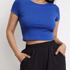 T-shirt - Vädligt fin tshirt som knappt har använts o komemr inte till användning därför säljs de.n, första bilden är lånad 