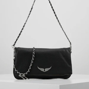 Zadig väska  - Säljer mina fina Zadig väska! Köpt på Zadig butiken i Stockholm. Nypris: 3500kr. Den är i bra skick och använt sparsamt. Kom privat för mer bilder. Det tillkommer dustbag och två olika kedjor en liten och en stor.