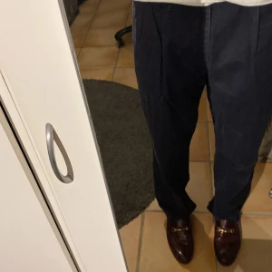 Dockers baggy chinos - Mörkblåa chinos från dockers, storlek 34/34. 