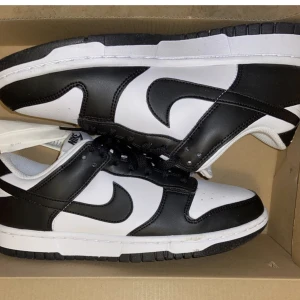 NIKE DUNK LOW - Nike dunk low panda next nature Använda en gång  Kvitto & box finns  Köpta i JD MoS Köpare betalar frakt