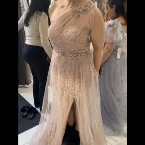 Festklänning  - Använd några timmar, fortfarande i nyskick! Köpt på dressroom i Göteborg! Nypris 6800kr