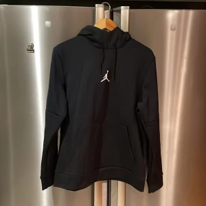 Jordan hoodie - Jordan hoodie storlek M. Storleken är M men är lite större än mina andra tröjor i M. Köpt den i somras för 800kr och säljer den för 350kr knappt använt den för den va lite stor, så den har bara legat i min byrå