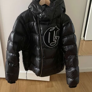 Corvidae jacka - Säljer min killes corvidae jacka/väst som är en storlek s men sitter bra på honom som är 179. Väl använd med vissa defekter därför det lägre priset jämfört med likadana jackor. Orginal påse finns också. Kan fraktas eller mötas upp i stockholm. 