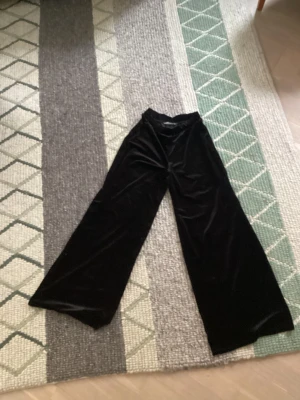 Säljer mina mysiga sammet byxor 🤍🫶🏻 - Säljer nu mina sammet byxor då de är förstora och aldrig kommer till användning💕 Helt i nyskick ser smutsiga ut på bilden men det är ljuset🌸💕