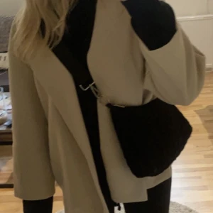 Beige kappa - Beige kort kappa/rock, inget märke i. Storlek XL men skulle säga liten i storlek, jag är 172 på bilderna. Bandet runt midjan är avtagbart!💞