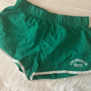 Gröna Shorts!🍏 - Gröna shorts från H&M säljer bara byxorna från sätet!💞