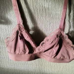 Ljus Lila Bralette - Oanvänd Bralette som passar storlek A-B cup. Plagget känns lent som siden 
