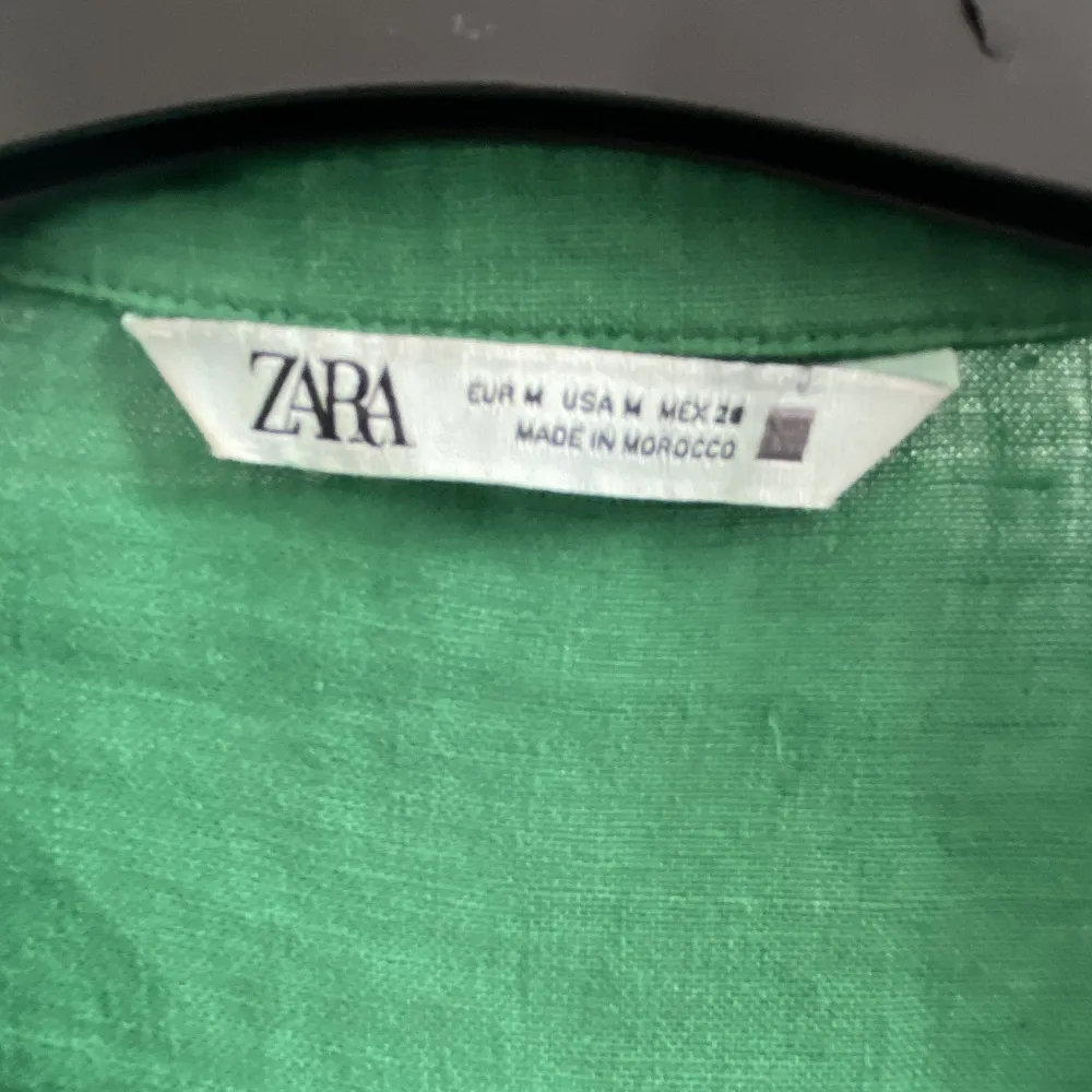 Svinsnygg grön linneskjorta från Zara, köpt förra sommaren, storlek M 💚fraktkostnad tillkommer . Skjortor.