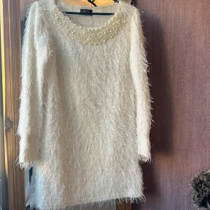 Klänning med pärlor  - Vit klänning med pärlor 