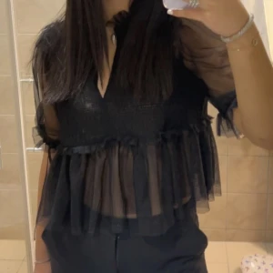 Festtopp i Meshmaterial - Kollar intresset på min favorit topp någonsin ❤️köpt av en tjej här på plick för ett tag sedan, använd men inga defekter alls. Storlek L, men liten i storleken så passar mig som är en S/M. Osäker på om jag vill sälja, men vill se vad jag kan få för den. 💞