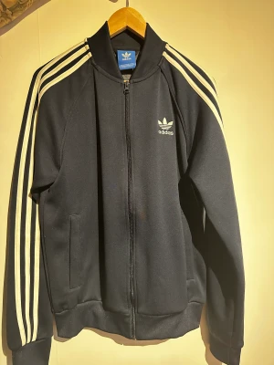 Adidas Fleecetröja  - Ej använd mer ön 2 gånger aldrig tvättats