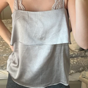 Grå/silvrig linne  - Säljer detta silvriga linne från hm i storlek 34 aldrig andvänd endast testad 