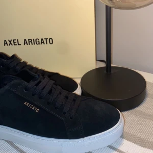 Axel Arigato skor  - Axel Arigato ”Platform suede” i stl 39. Använd max 5ggr, så i princip nyskick. Nypris 2250kr. Kan tänka mig att gå ner i pris vid snabb affär. Dustbag och originalkartong medföljer. 